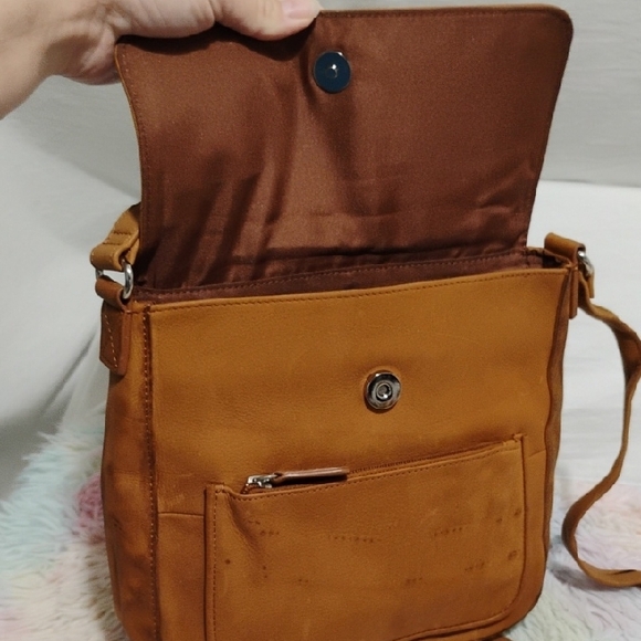 SALE! Wilsons Leather Tan Messenger Bag W Adjustable Strap/Structured Design - Picture 8 of 10